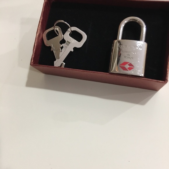 Rare Louis Vuitton Lock pad in silver color - Picture 3 of 6